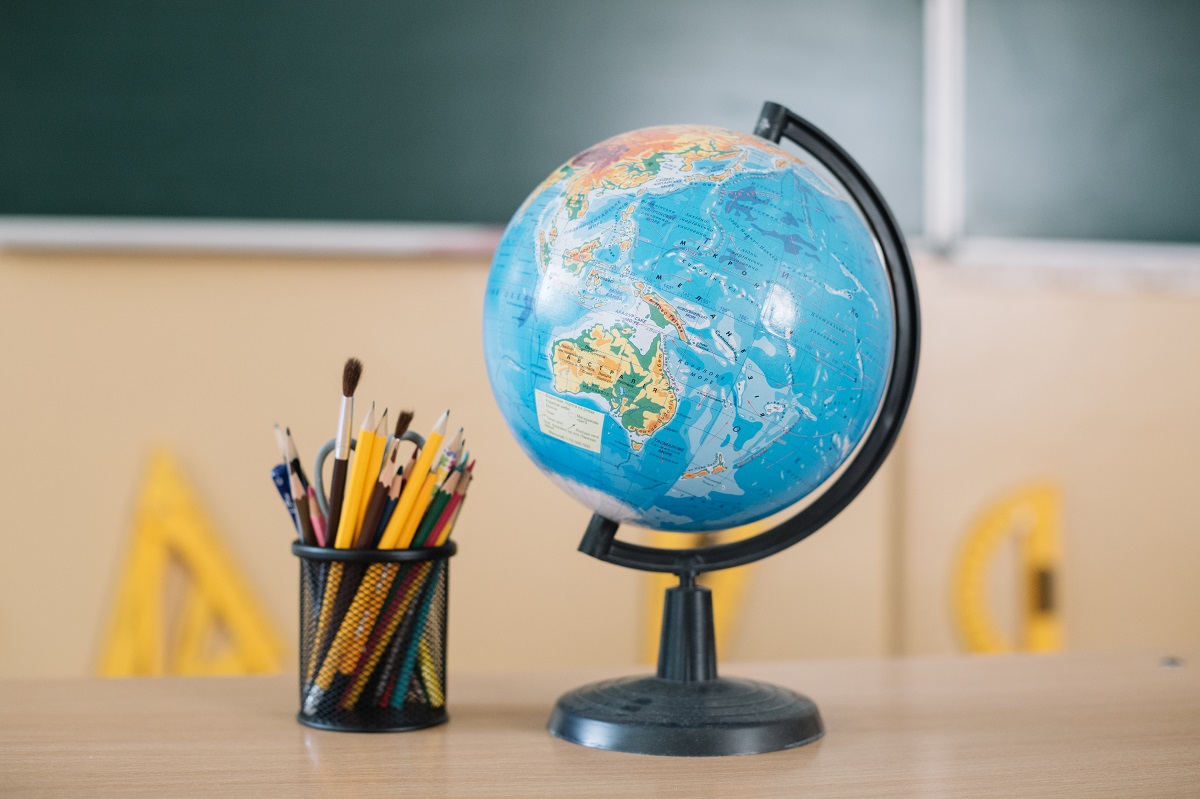 Глобус на столе учителя географии