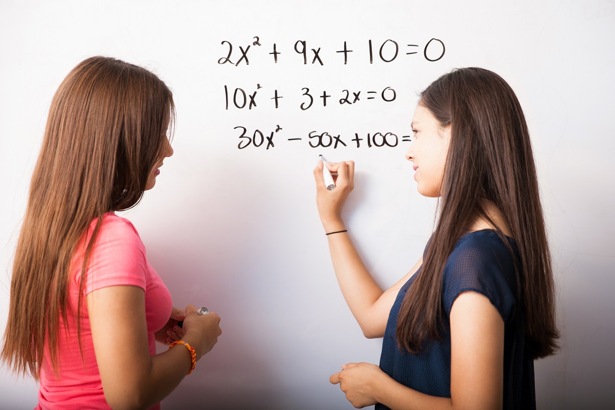 Девушки решают формулы по математике 