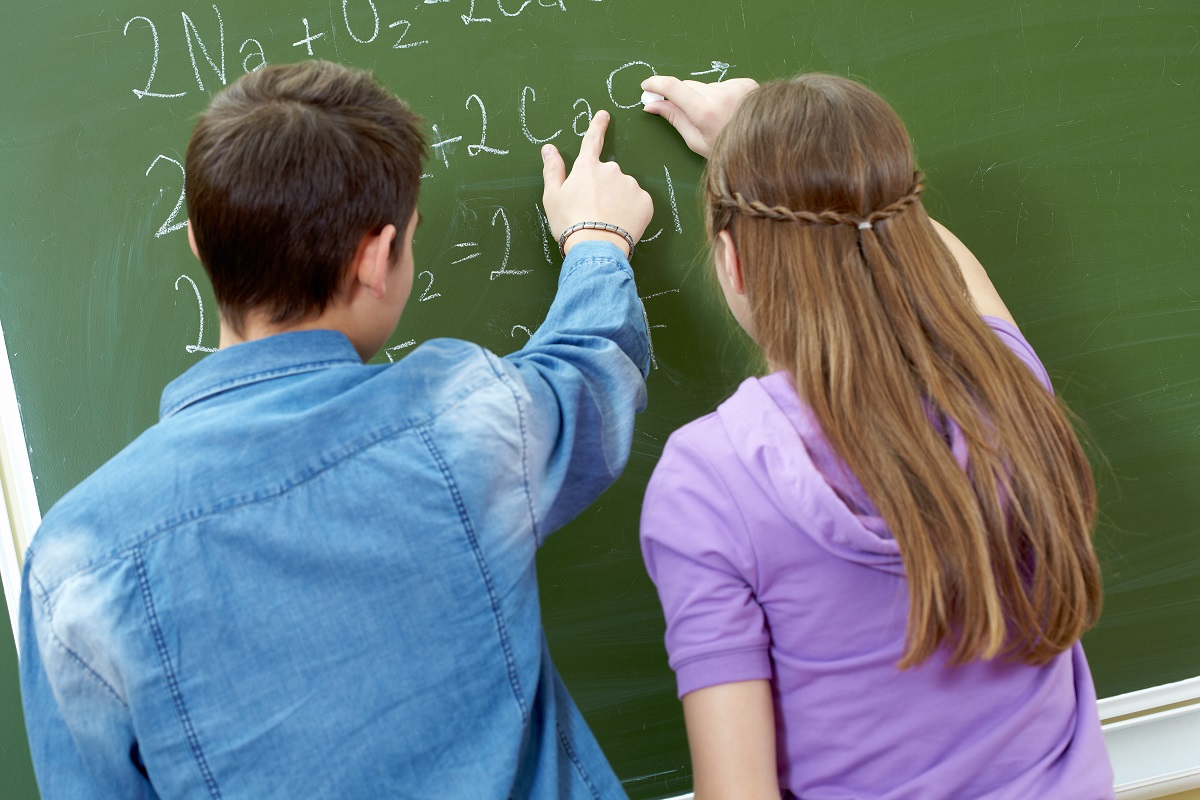 Ученики в классе решают задачу по математике 