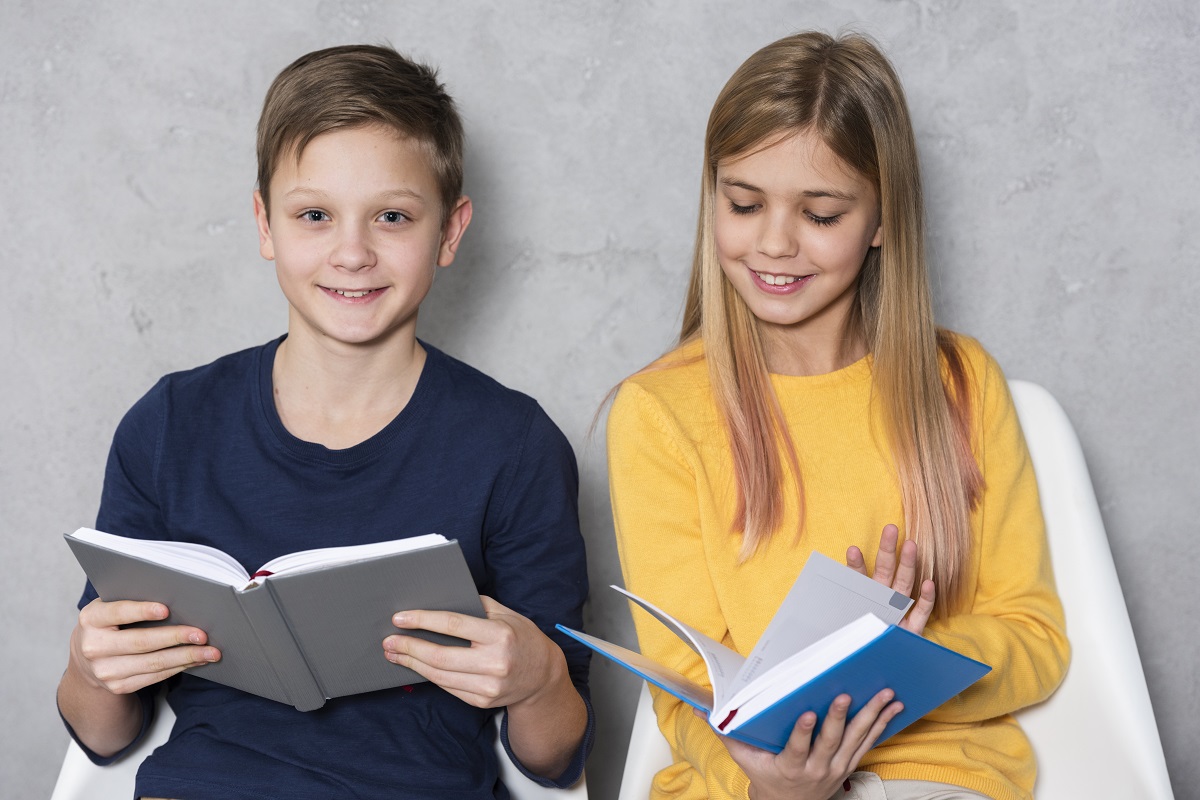 Мальчик и девочка читают книги