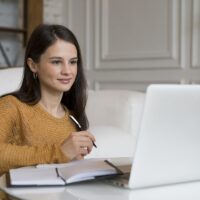 Девушка на уроке занимается онлайн